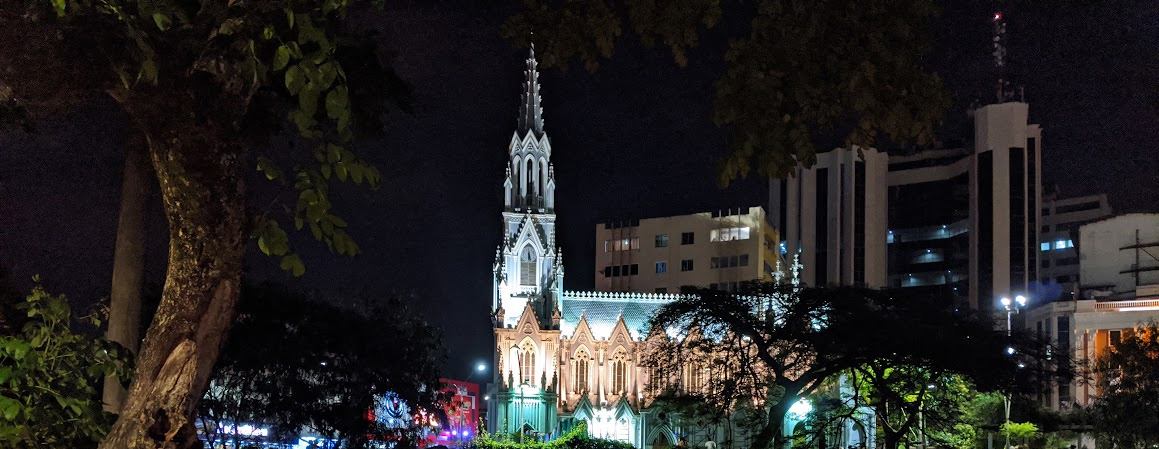 La Ermita iluminada de noche, en el centro de Cali